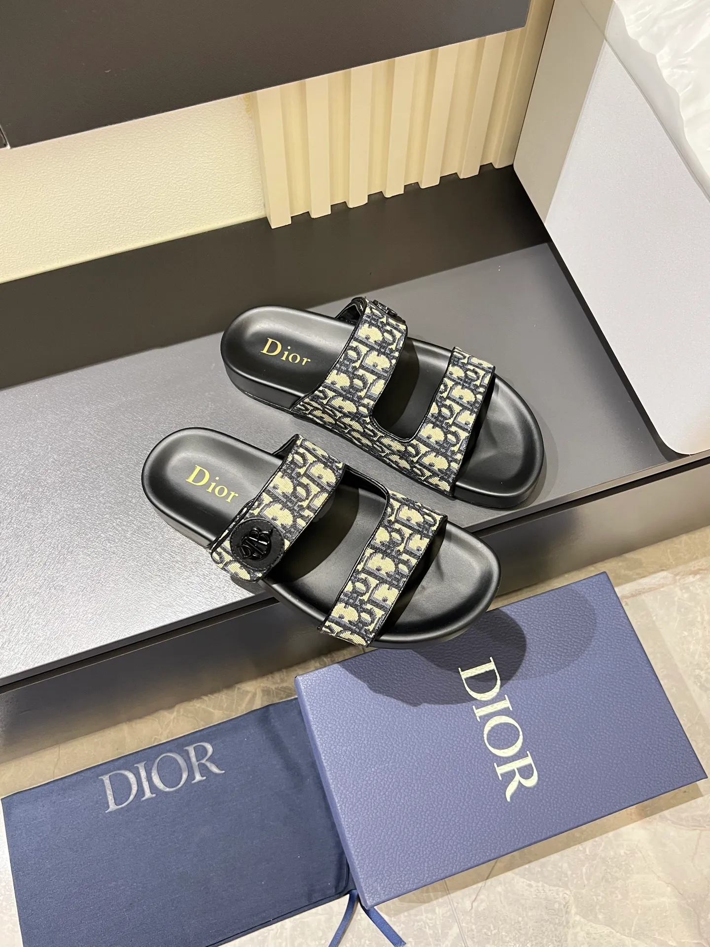 Men's men's shoes 💰p300 Size 38-45 Dior Dior's latest H-Town series Oblique thick sole slippers sandals Original purchase development and production This Dior H-Town sandals pay tribute to the classic logo of sports style and highlight Dior's high-end spirit. Crafted from black rubber with a beige and black Oblique printed upper, it's accentuated with tonal calfskin details. The rubber sole incorporates a variety of elements and is embellished with the Dior logo for a refined, futuristic look. Can be worn with shorts or jeans. Comes with exquisite packaging at the counter 🛍📦 ▪️ Fabric: Original customized imported Oblique embroidery ▪️ Lining: Imported soft sheepskin ▪️ Sole: Original molded ultra-light foam material ▪️ Bottom thickness: 4CM